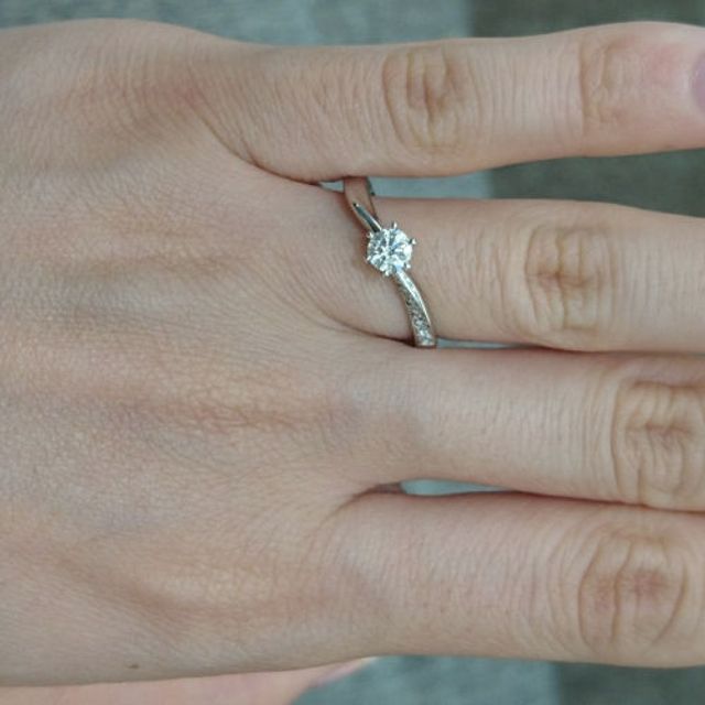 【ROYAL ASSCHER(ロイヤル・アッシャー)の口コミ】 カーブのかかった動きのあるリングを探しており、こちらを見つけました。…