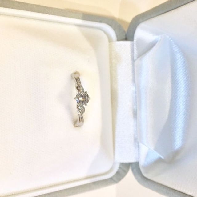 【SUEHIRO(スエヒロ)の口コミ】 中央の大粒のダイヤモンドはしっかりとした輝きであり、透明度が高いにも…