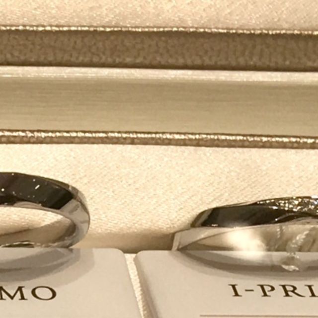 【アイプリモ(I-PRIMO)の口コミ】 リング全周が斜めにカッティングされていて、真ん中にも斜めにダイヤモン…