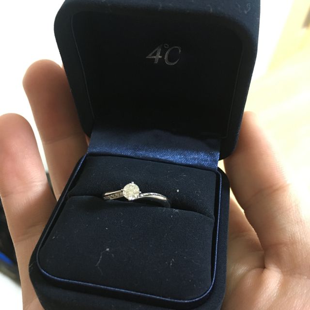 【4℃ BRIDAL(ヨンドシーブライダル)の口コミ】 指輪をつけた指によく馴染み、自然な着け心地がする感じがした。さらに、S…