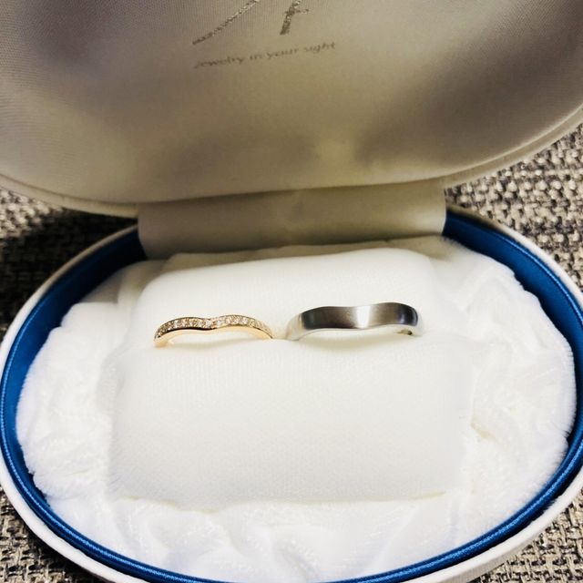 【１／ｆ エフブンノイチの口コミ】 婚約指輪と一緒にした時に合うような結婚指輪を探していました。
私はピン…