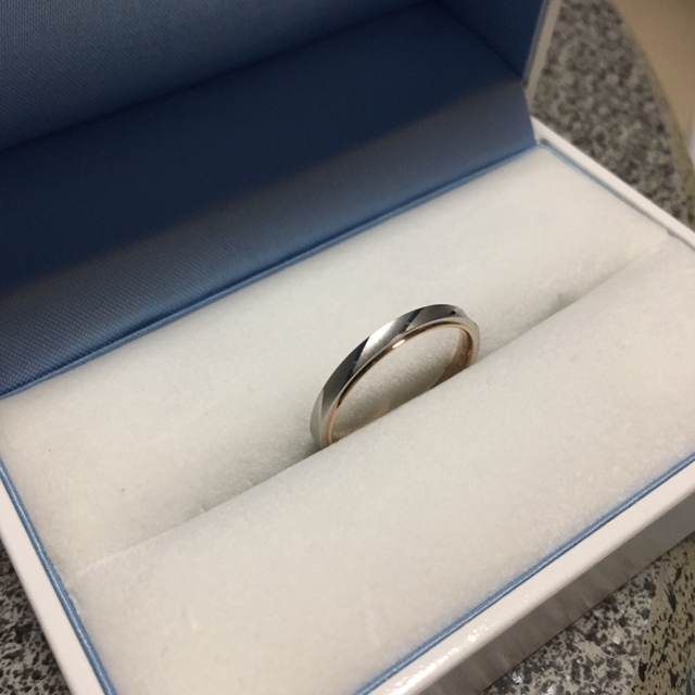 【GALA JEWELRY(ガラジュエリー)の口コミ】 デザインがシンプルでありつつも、ごく一般的な結婚指輪とは違い、個性あ…