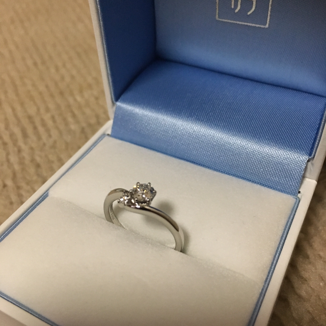 【GALA JEWELRY(ガラジュエリー)の口コミ】 ダイヤが1つだけでなく、小さな宝石も付いているため、ボリュームがますた…