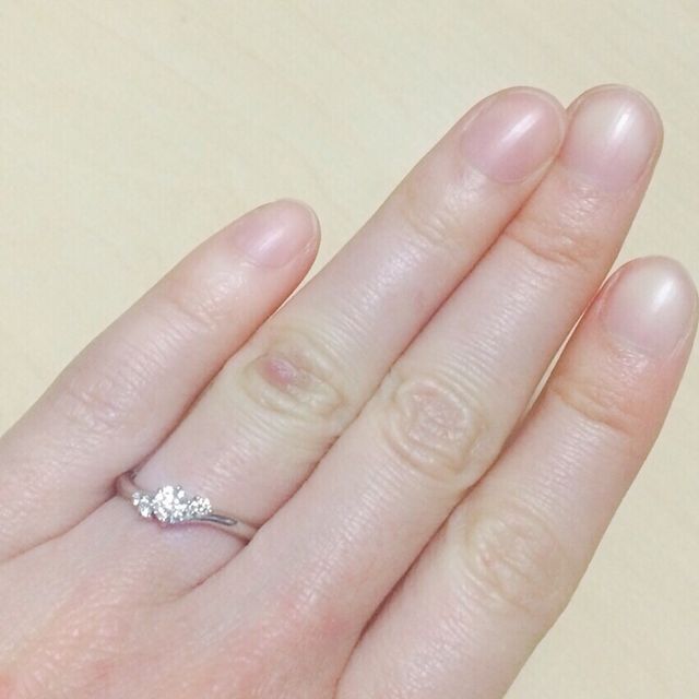 【銀座ダイヤモンドシライシの口コミ】 上から見るとリングが斜めのウェーブなので、指が細く見えます。
ダイヤが…