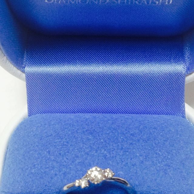 【銀座ダイヤモンドシライシの口コミ】 上から見るとリングが斜めのウェーブなので、指が細く見えます。
ダイヤが…