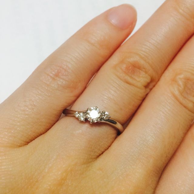 【銀座ダイヤモンドシライシの口コミ】 上から見るとリングが斜めのウェーブなので、指が細く見えます。
ダイヤが…