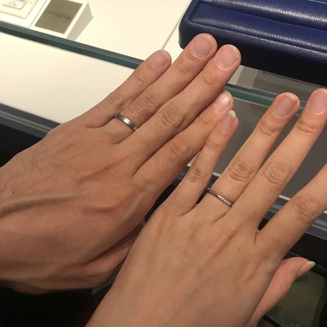 【銀座ダイヤモンドシライシの口コミ】 シンプルかつ可愛いデザインに一目惚れしました。
一見、ペアに見えないリ…