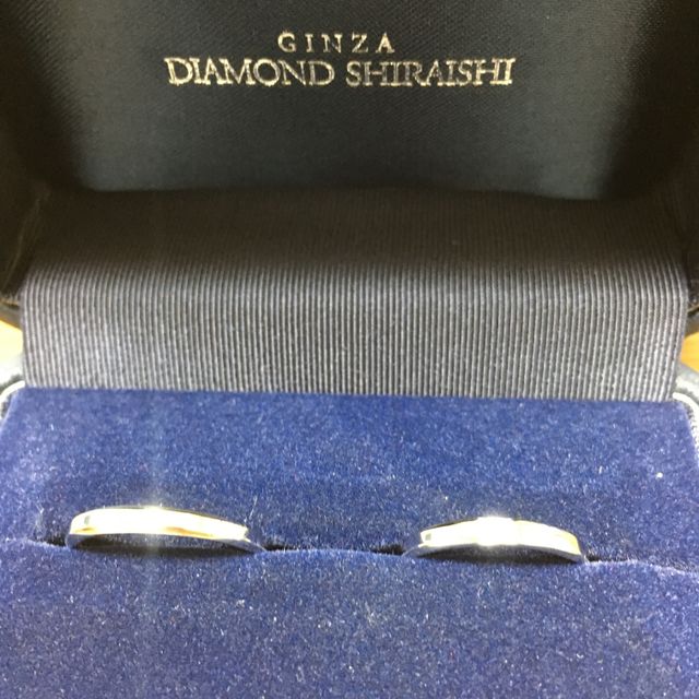 【銀座ダイヤモンドシライシの口コミ】 シンプルなデザインを探していました。
この指輪は、女性用には中央のダイ…