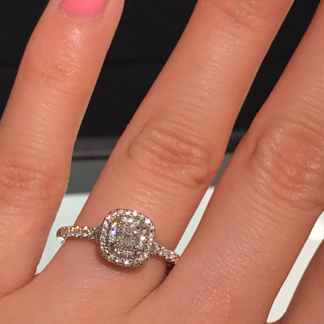 【ティファニー(Tiffany & Co.)の口コミ】 いろいろ探し回って決めたデザインです。カルティエ。ハリーウィンストン…