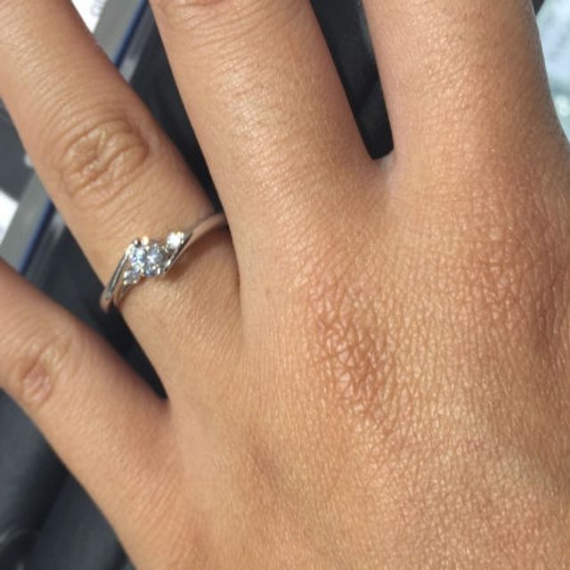 【VENUS TEARS(ヴィーナスティアーズ)の口コミ】 シンプルな感じですが、個性的なデザインで動きがあってきれいです。着け…