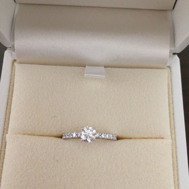 【TASAKI(タサキ)の口コミ】 大きい石の両方のサイドにもダイヤがあってデザインが可愛いかったので決…