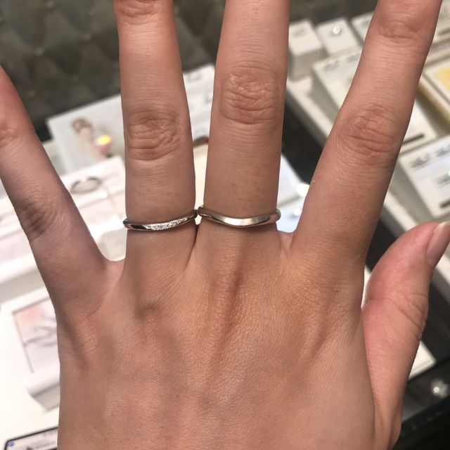 【MILK&Strawberry(ミルクアンドストロベリー)の口コミ】 薄いピンクのダイヤモンドと、普通のダイヤモンドが交互に並んでいる指輪…