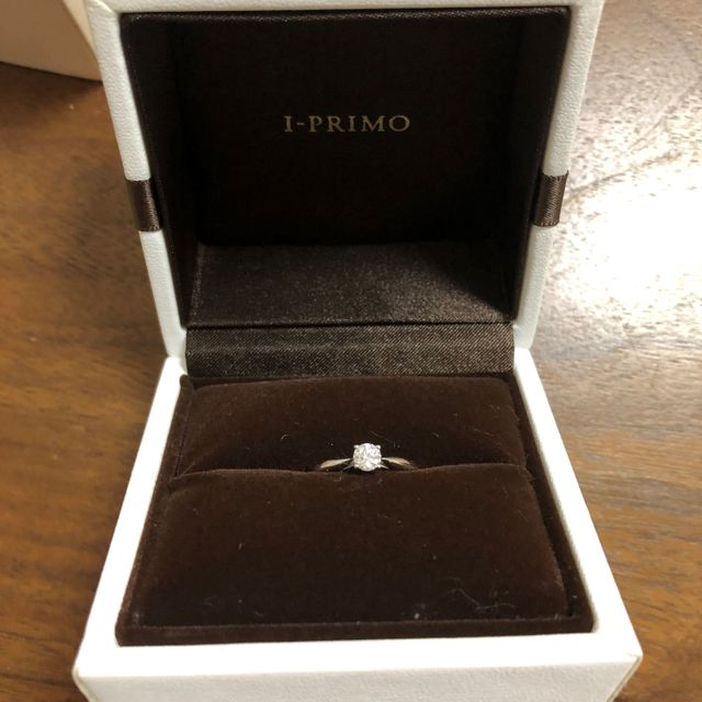 【アイプリモ(I-PRIMO)の口コミ】 シンプルなデザインです。横からダイヤのお尻をみることができます。
横か…