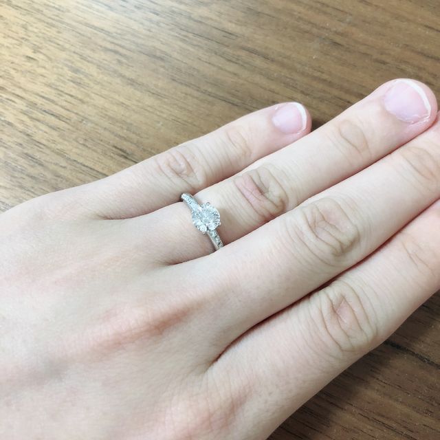 【安心堂の口コミ】 好みのダイヤのサイズがなかったので安心堂オリジナルの台座に、ラザール…