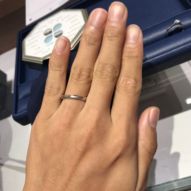 【銀座ダイヤモンドシライシの口コミ】 ねじれているデザインでダイヤモンドが正面にあるものと、両端にあるもの…