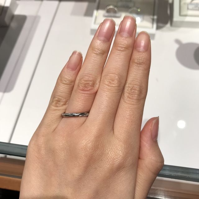 【銀座ダイヤモンドシライシの口コミ】 ねじれているデザインでダイヤモンドが正面にあるものと、両端にあるもの…