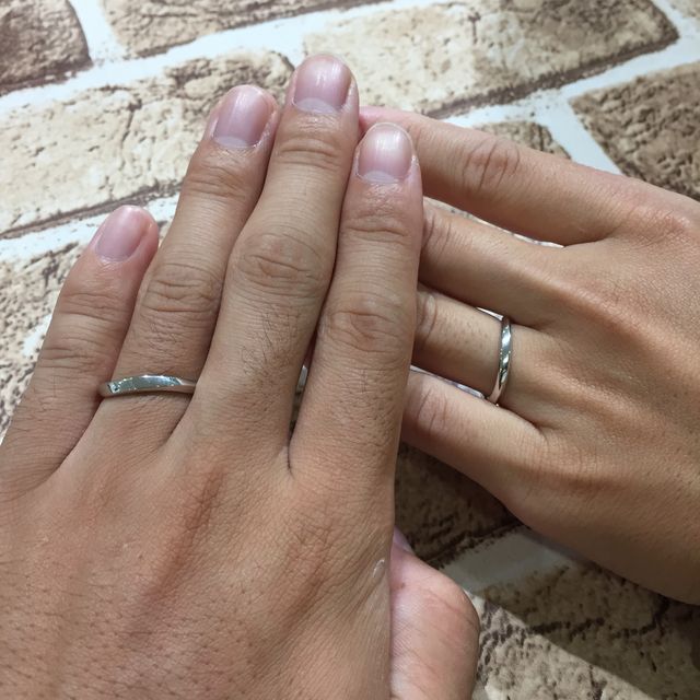【宝寿堂(ほうじゅどう)の口コミ】 男性も女性も両方とも似合う形の指輪でした！色々、指輪をつけさしてもら…