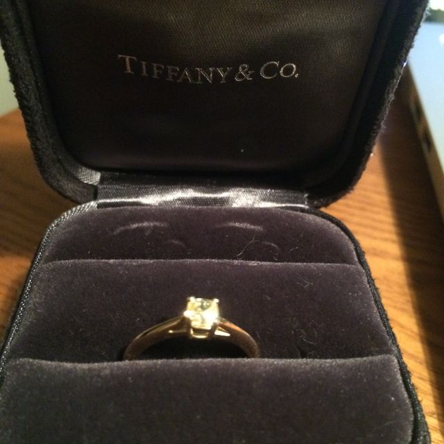【ティファニー(Tiffany & Co.)の口コミ】 いらないと思っていた婚約指輪ですが、美しいイエローダイヤに目を惹かれ…