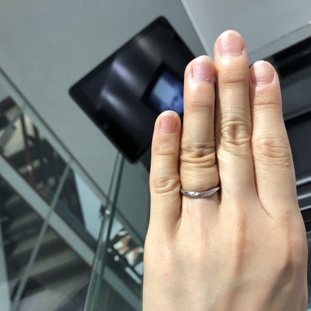 【ラザール ダイヤモンド(LAZARE DIAMOND)の口コミ】 しっかりとした作りのデザインでした。男の方も重厚感があるデザインで付…