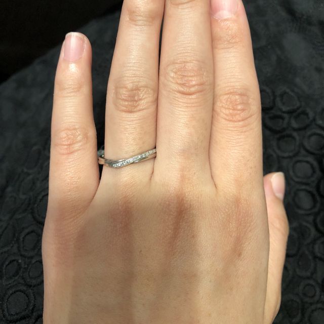 【銀座ダイヤモンドシライシの口コミ】 ハーフエタニティで指が長く見えるV字デザインのものを探していたので、こ…