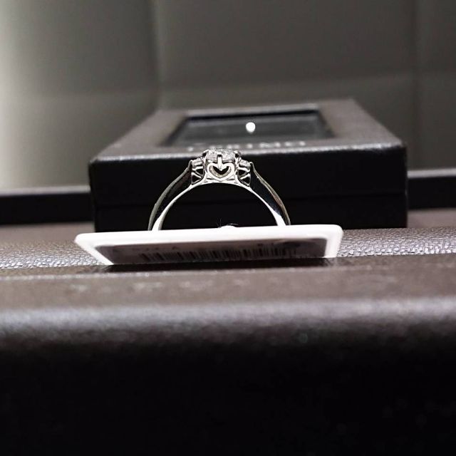 【アイプリモ(I-PRIMO)の口コミ】 3つダイヤの指輪で他ブランドも検討していたのですが、ダイヤの台座がハー…