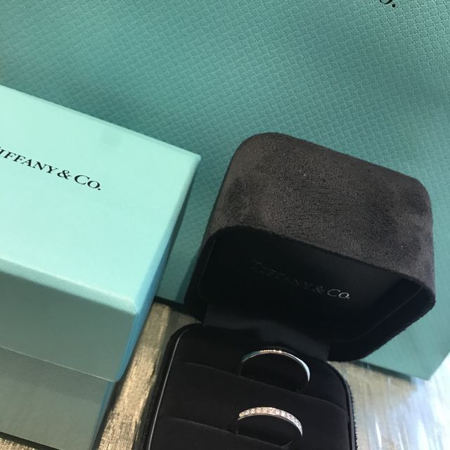 【ティファニー(Tiffany & Co.)の口コミ】 ラインはストレートで、一粒ダイヤもしくはハーフエタニティで探していま…