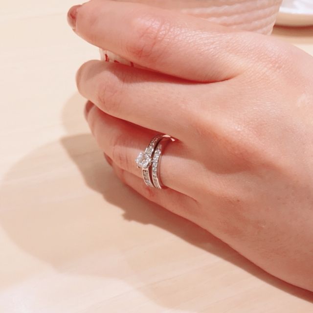 【ティファニー(Tiffany & Co.)の口コミ】 ラインはストレートで、一粒ダイヤもしくはハーフエタニティで探していま…