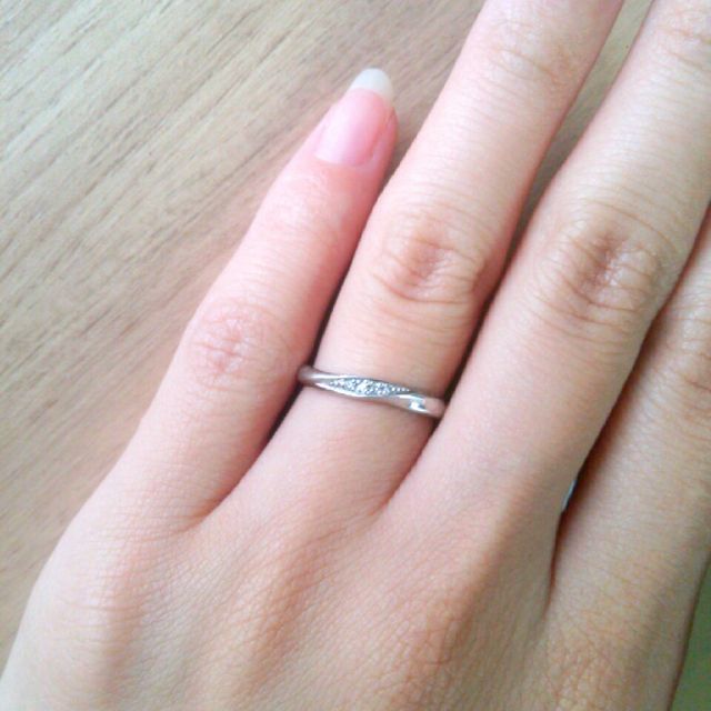 【CHARMY(チャーミー)の口コミ】 試着前は、結婚指輪はシンプルなもので良いと思っていたのですが、いざ見…