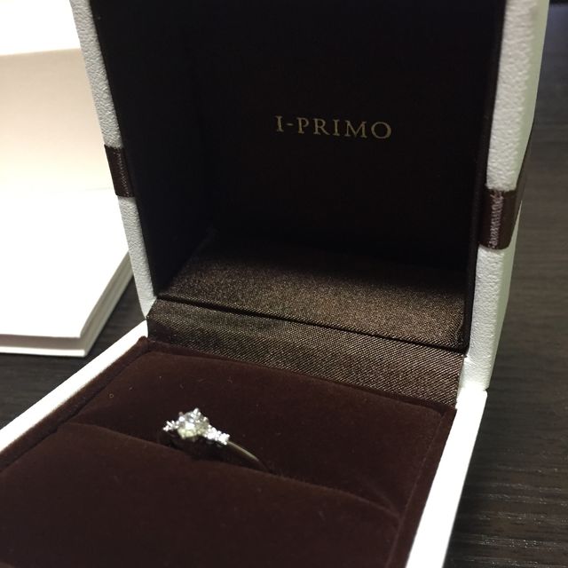 【アイプリモ(I-PRIMO)の口コミ】 ダイヤモンドにいくにつれてシャープになっていく、リングの形が素敵でし…