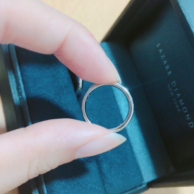 【ラザール ダイヤモンド(LAZARE DIAMOND)の口コミ】 ダイヤモンドの輝きを気に入りました。
鋳造リングであること、かつ、彼が…
