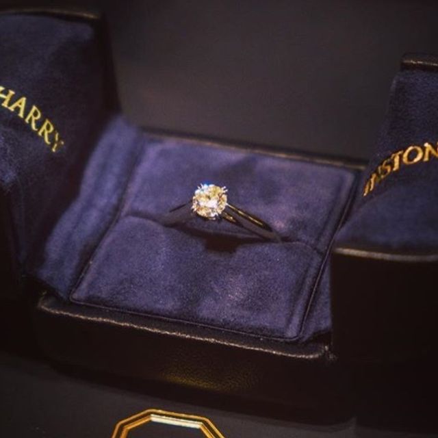 【ハリー・ウィンストン(Harry Winston)の口コミ】 高かったけれど一番王道なブランドがよかったからこれを選びました。ダイ…