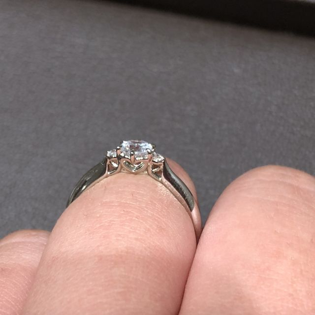 【アイプリモ(I-PRIMO)の口コミ】 ダイヤのつきすぎていない、
シンプルなデザイン。
指が細く見える。
将来…