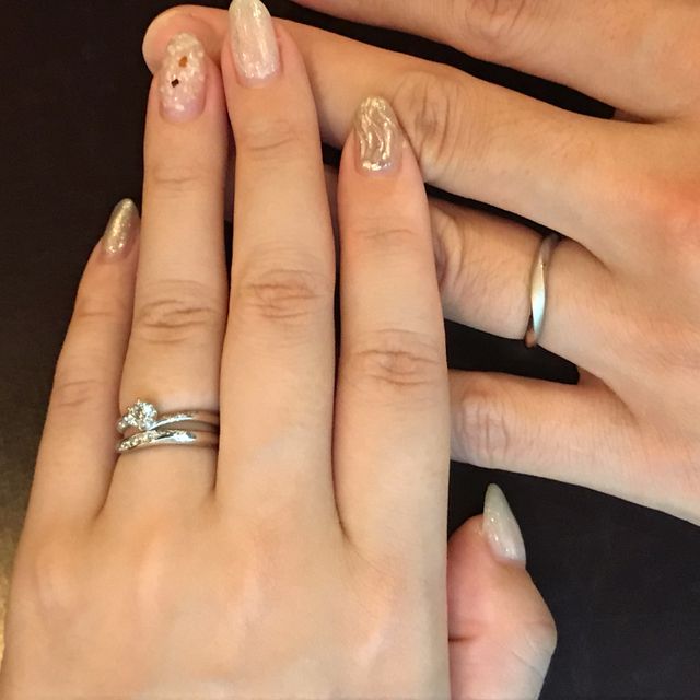 【銀座ダイヤモンドシライシの口コミ】 スマイリングリトルリリーの婚約指輪に合わせて選びました。
ぴったりした…