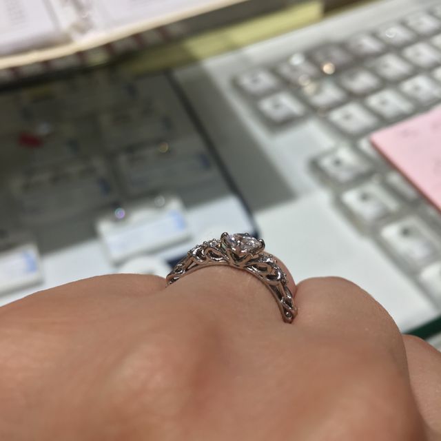 【YUKIZAKI BRIDAL(ユキザキブライダル)の口コミ】 横から見たときにデザインがあるものを探していて、ハートとリボンのよう…