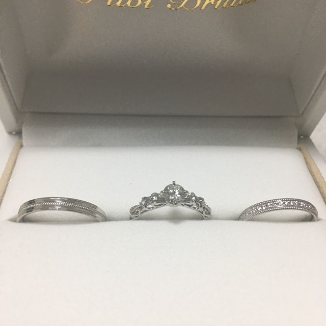 【PILOT BRIDAL(パイロットブライダル)の口コミ】 最初彼の指輪はシンプルなものにしていたが、どうしても女性的な指に見え…