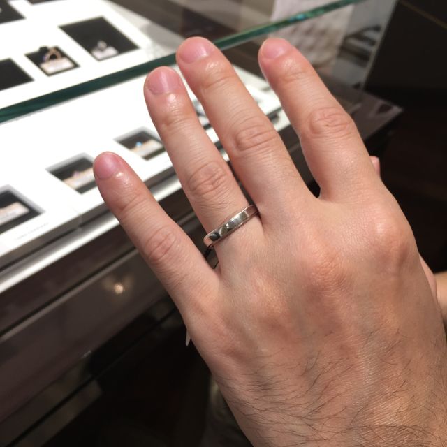 【ROCCA(ロッカ)の口コミ】 普段指輪を着けない彼の指にどんな指輪が似合うのか分からず、たまたま着…