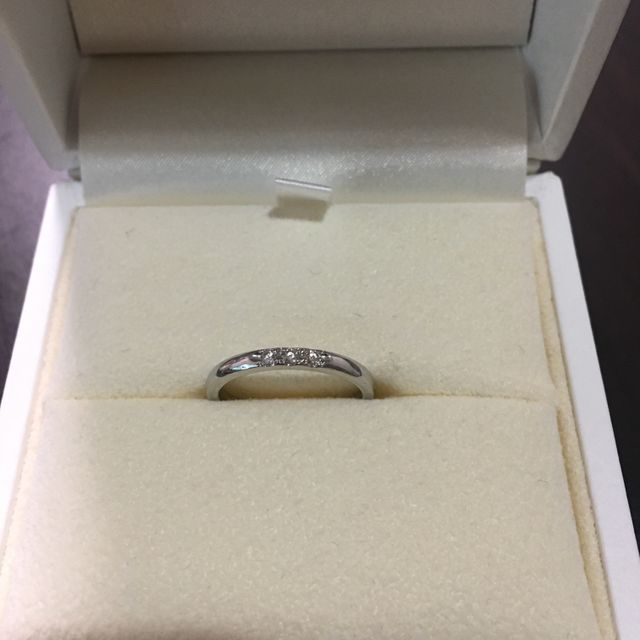 【MIKIMOTO(ミキモト)の口コミ】 シンプルながらも、ダイヤモンドが3つ並んでいて、高級感もあるデザインに…