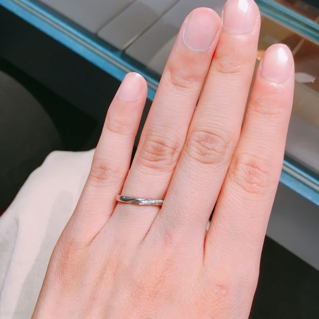 【銀座ダイヤモンドシライシの口コミ】 自分の指には少しねじれているリングが合うなあと思っていたので、ねじれ…