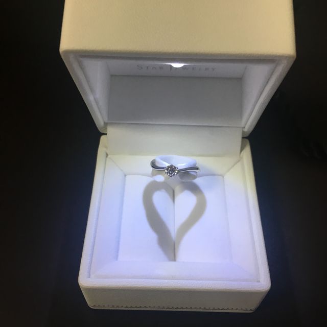【STAR JEWELRY(スタージュエリー)の口コミ】 彼が選んだのだが、S字カーブが女性らしいデザインだったことが決め手との…
