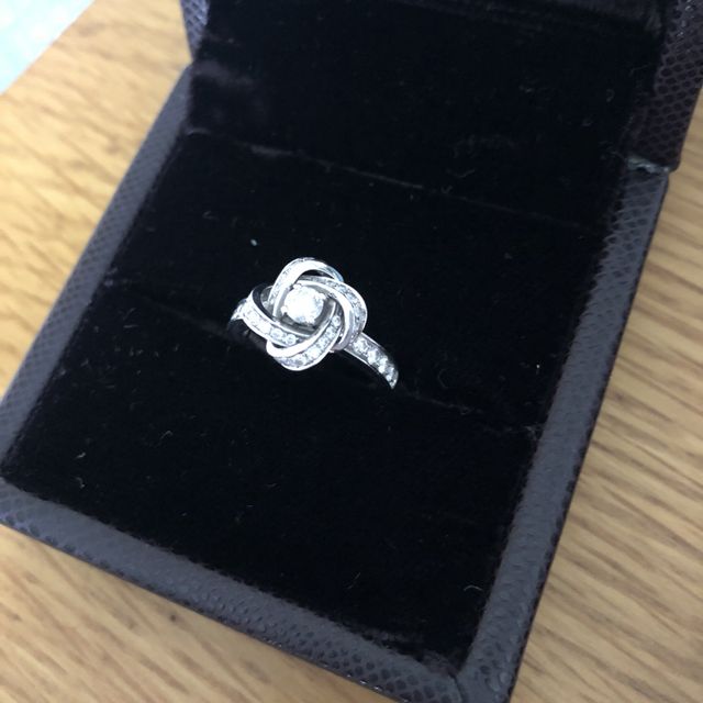【ブシュロン(BOUCHERON)の口コミ】 ザ・婚約指輪！的ではないところが気に入った。指輪の名前でデザインにも…