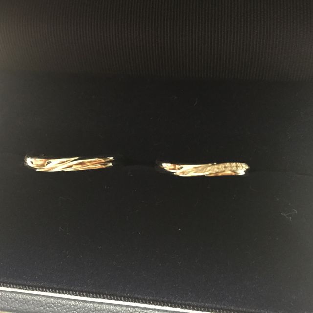 【銀座ダイヤモンドシライシの口コミ】 2人ともの指が細く見える感じのを探していて、シンプルがいいけど、地味な…