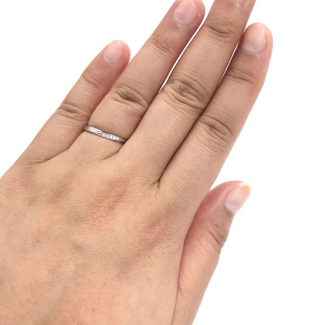 【4℃ BRIDAL(ヨンドシーブライダル)の口コミ】 価格とデザインで決めました。
価格は￥60,000弱で、他社と比較して安い。…