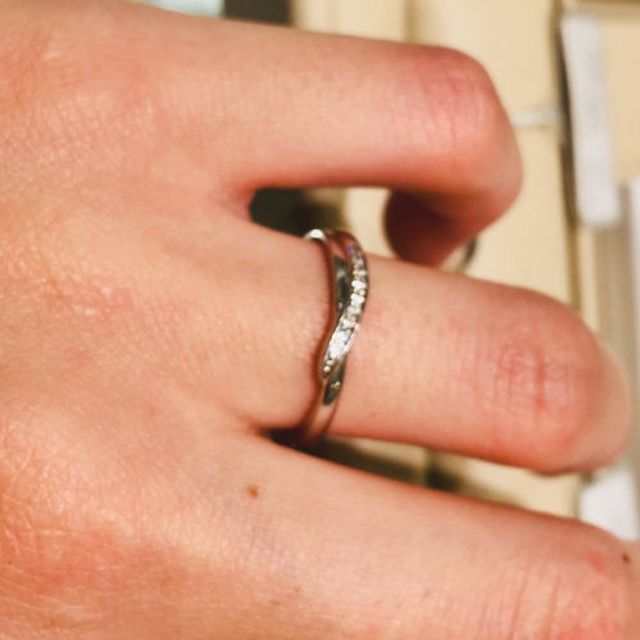 【A・D・A(エー・ディー・エー)の口コミ】 ラインがストレートなタイプではなくカーブを描いており、左右非対称な部…