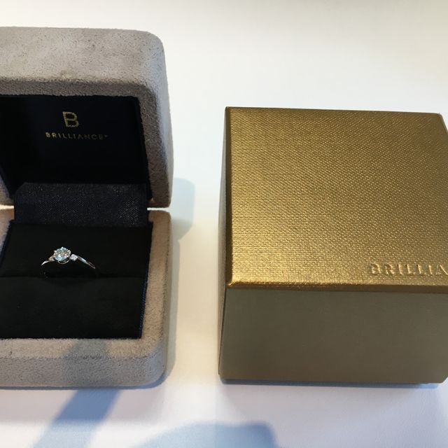 【BRILLIANCE+(ブリリアンスプラス)の口コミ】 細い指にも似合いそうな細身のデザインであった点と、主張しすぎないサイ…