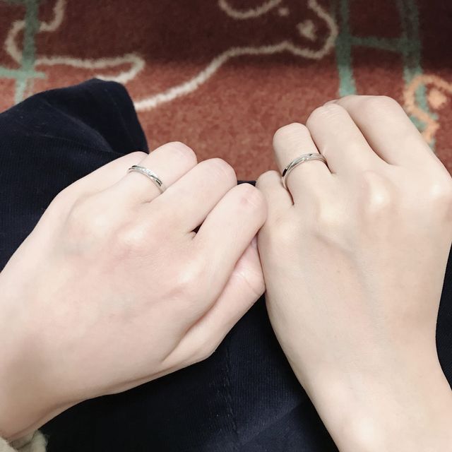 【銀座ダイヤモンドシライシの口コミ】 自分たちの指に馴染み、デザインもシンプルで可愛く、素敵だったため。
レ…