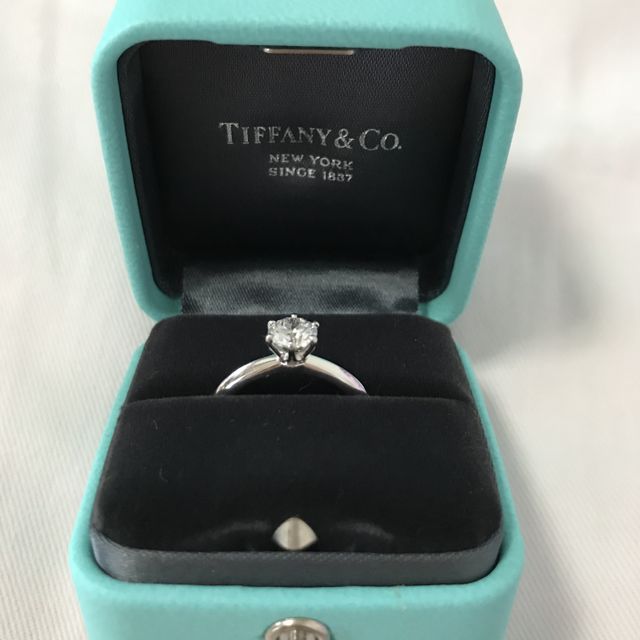【ティファニー(Tiffany & Co.)の口コミ】 一粒ダイヤがキラキラ輝く指輪に憧れていたので婚約指輪をいただくなら絶…