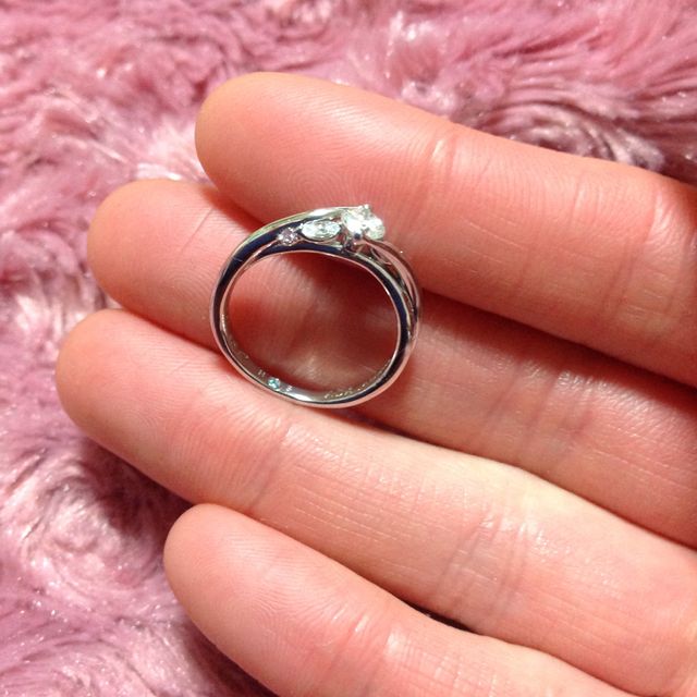 【A・D・A(エー・ディー・エー)の口コミ】 上品過ぎず、可愛らしさがあるデザインが決め手です。
中央のダイヤを際立…