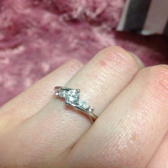 【A・D・A(エー・ディー・エー)の口コミ】 上品過ぎず、可愛らしさがあるデザインが決め手です。
中央のダイヤを際立…