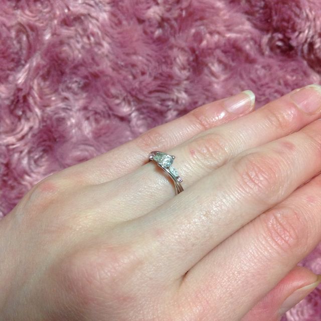 【A・D・A(エー・ディー・エー)の口コミ】 上品過ぎず、可愛らしさがあるデザインが決め手です。
中央のダイヤを際立…