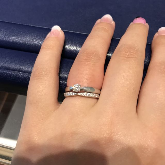 【銀座ダイヤモンドシライシの口コミ】 婚約指輪が引き立つ指輪が良くて、真ん中がへこんでてエタニティリングが…